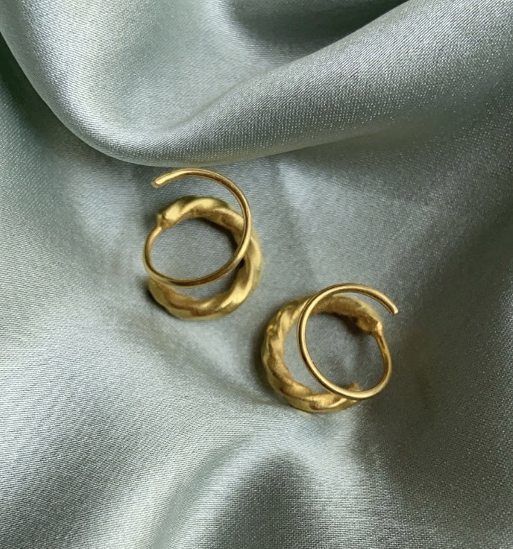 Twisted double hoops