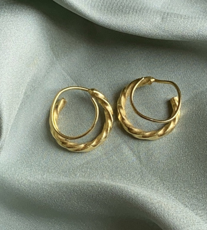 Twisted double hoops
